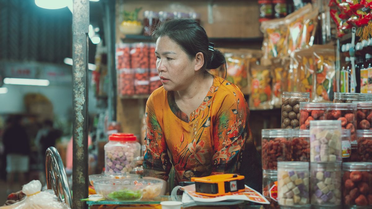 Una vendedora en su puesto de un mercado